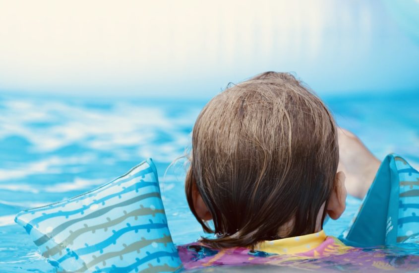 Co dziecko powinno zabrać ze sobą na basen?