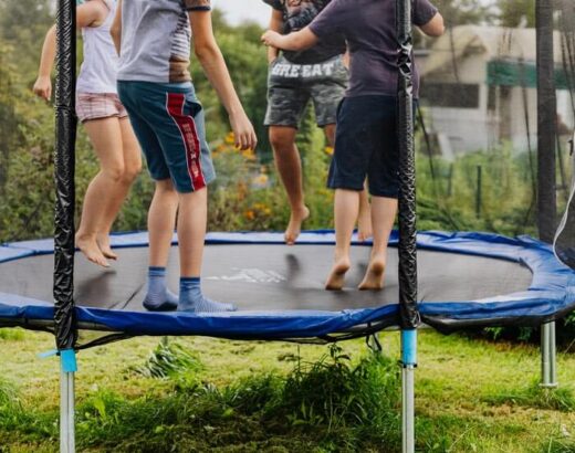 Trampolina ogrodowa. Skakanie na trampolinie.