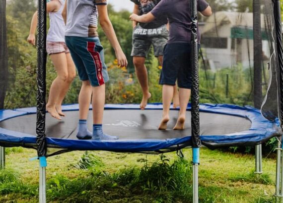 Trampolina ogrodowa. Skakanie na trampolinie.