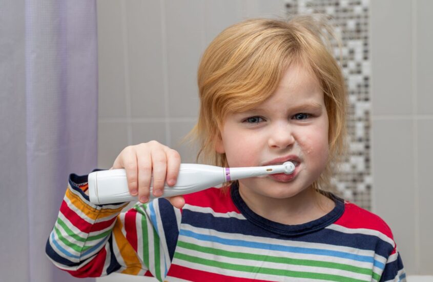 Żółte zęby u dziecka – przyczyny i leczenie