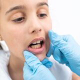 Zgrzytanie zębami u dzieci – przyczyny tej dolegliwości